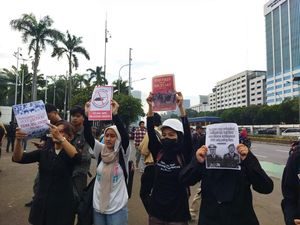 Aksi Tolak Revisi UU TNI di DPR, Massa Serukan Selain Sipil Dilarang Masuk