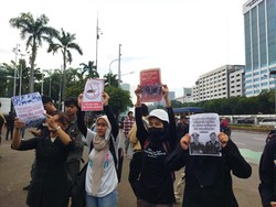 Aksi Tolak Revisi UU TNI di DPR, Massa Serukan Selain Sipil Dilarang Masuk