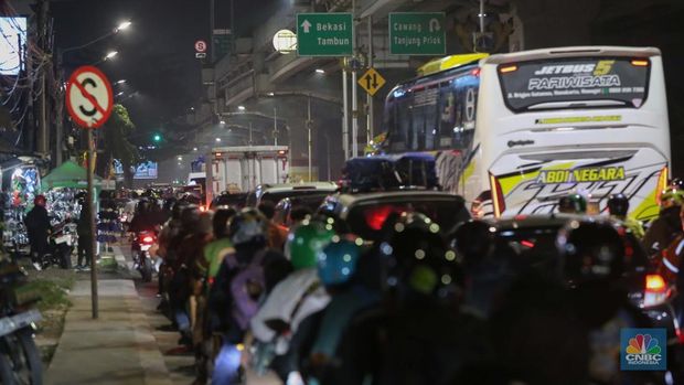 Menjelang puncak arus mudik, sejumlah pemudik mulai memadati Jalan Raya Inspeksi Kalimalang, Bekasi, Jawa Barat, Rabu (26/3/2025). (CNBC Indonesia/Tias Budiarto)