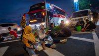 Momen Pemudik Buka Puasa Sambil Lesehan di Rest Area Trans Jawa