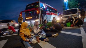 Momen Pemudik Buka Puasa Sambil Lesehan di Rest Area Trans Jawa