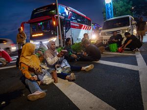 Momen Pemudik Buka Puasa Sambil Lesehan di Rest Area Trans Jawa Momen Pemudik Buka Puasa Sambil Lesehan di Rest Area Trans Jawa