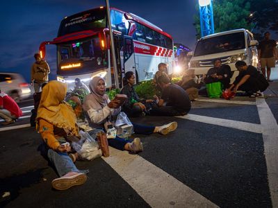 Momen Pemudik Buka Puasa Sambil Lesehan di Rest Area Trans Jawa