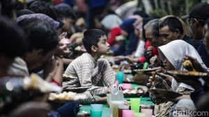 Muliakan Ramadan, Berbagi Ratusan Takjil Gratis Ala Warga Tangerang