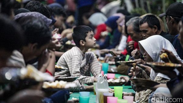 Muliakan Ramadan, Berbagi Ratusan Takjil Gratis Ala Warga Tangerang