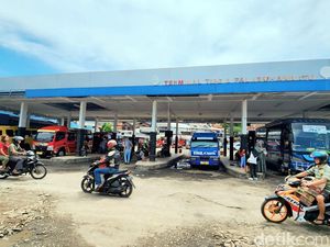 Mereka yang Menanti Rezeki di Tengah Deru Taksi Gelap Mereka yang Menanti Rezeki di Tengah Deru Taksi Gelap