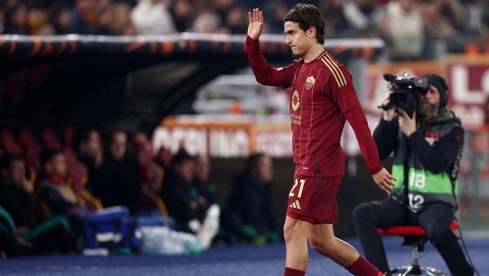 Soccer Football - Europa League - Round of 16 - First Leg - AS Roma v Athletic Bilbao - Stadion Olimpico, Rome, Italy  - March 6, 2025 AS Romas Paulo Dybala waves to fans after being substituted REUTERS/Guglielmo Mangiapane