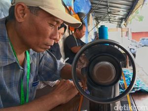 Penjahit Kaki Lima di Tulungagung Kebanjiran Order Jelang Lebaran