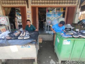 Penjahit Sandal-Sepatu di Pasar Wonomulyo Polman Panen Cuan Jelang Idul Fitri