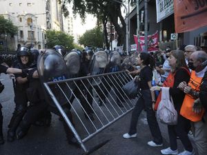 Pensiunan Argentina Gelar Aksi Protes Soal Kebijakan Ekonomi Pensiunan Argentina Gelar Aksi Protes Soal Kebijakan Ekonomi