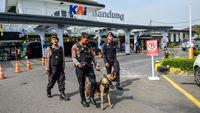 Polda Jabar Kerahkan Anjing K9 Amankan Mudik Lebaran di Stasiun Bandung