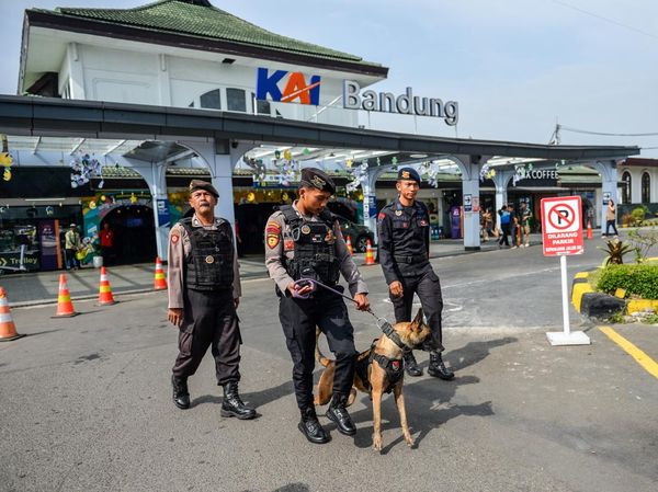 Polda Jabar Kerahkan Anjing K9 Amankan Mudik Lebaran di Stasiun Bandung