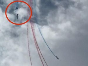 Video: Detik-detik Pesawat Jet Prancis Tabrakan di Udara Saat Latihan Video: Detik-detik Pesawat Jet Prancis Tabrakan di Udara Saat Latihan