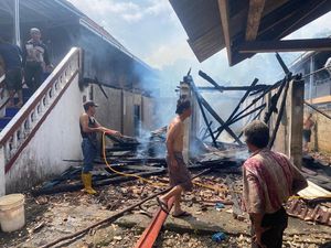 Kompresor Meledak, Rumah Semi Permanen di PALI Ludes Terbakar Kompresor Meledak, Rumah Semi Permanen di PALI Ludes Terbakar