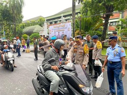 Kapolda Bali dan Pangdam IX/Udayana Bagikan Takjil, TNI-Polri Tetap Solid