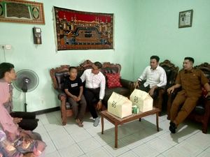 Polisi Jenguk dan Santuni Bocah Korban Penyiksaan Ayah Tiri di Mojokerto Polisi Jenguk dan Santuni Bocah Korban Penyiksaan Ayah Tiri di Mojokerto
