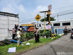 Polisi Pasang Imbauan di Perlintasan KA Tak Berpalang Pintu di Sidoarjo