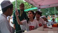 Potret Prilly Latuconsina Cek Kesehatan Santri Bantargebang