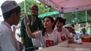 Potret Prilly Latuconsina Cek Kesehatan Santri Bantargebang
