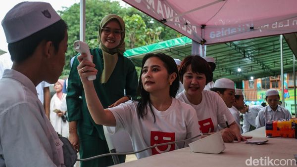 Potret Prilly Latuconsina Cek Kesehatan Santri Bantargebang