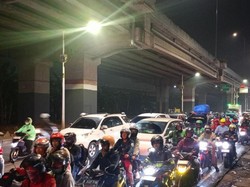 Jalan Kalimalang Jaktim Dipadati Pemudik Malam Ini, Arus Lalin Naik 50%