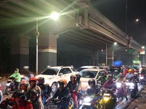 Jalan Kalimalang Jaktim Dipadati Pemudik Malam Ini, Arus Lalin Naik 50% Jalan Kalimalang Jaktim Dipadati Pemudik Malam Ini, Arus Lalin Naik 50%
