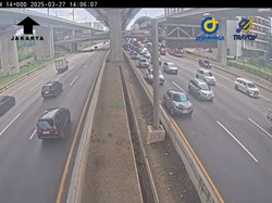 Truk Terguling di Tol Japek Km 16 Arah Cikampek