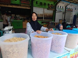 Seafood Krispi, Tumpuan Hidup Ade hingga Jadi Oleh-oleh Pangandaran