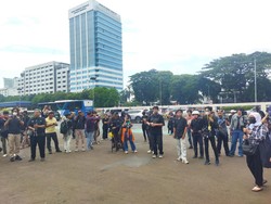 Massa Aksi Tolak RUU TNI Mulai Merapat ke Gedung DPR RI, Bawa Sejumlah Tuntutan