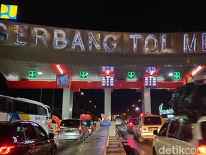 Jelang Puncak Arus Mudik, Exit Tol Merak Ramai Lancar Malam Ini