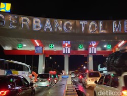Jelang Puncak Arus Mudik, Exit Tol Merak Ramai Lancar Malam Ini
