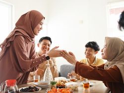 20 Pantun Idul Fitri 2025 untuk Teman hingga Kerabat, Cakeeeep!