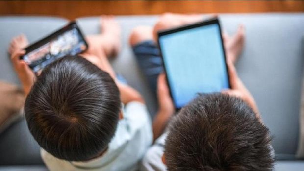 Terlalu banyak screen time juga jadi salah satu kebiasaan yang bisa merusak perkembangan otak anak.