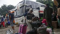 Terminal Bayangan Pondok Pinang Ramai Pemudik