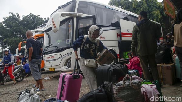 Terminal Bayangan Pondok Pinang Ramai Pemudik
