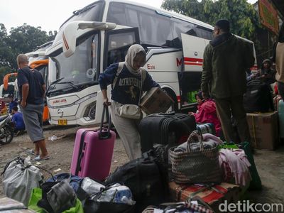 Terminal Bayangan Pondok Pinang Ramai Pemudik