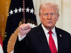 Trump Ancam Negara yang Berdagang dengan Iran Bakal Kena Tarif Tinggi