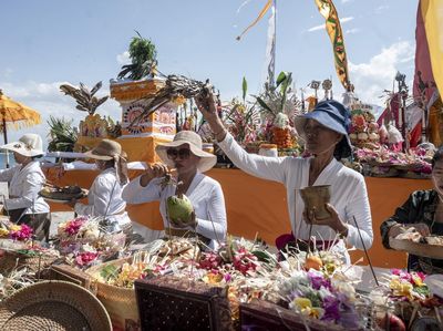 Upacara Melasti Sambut Nyepi di Palu