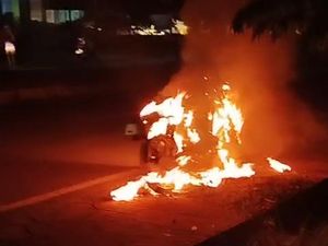 Emosi Pria Labuan Bajo Bakar Motor RX King Setelah Ditilang Polisi Emosi Pria Labuan Bajo Bakar Motor RX King Setelah Ditilang Polisi