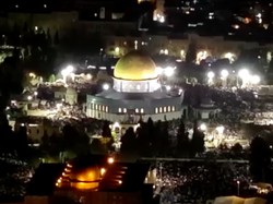 Video Ratusan Ribu Warga Palestina Iktikaf di Masjid Al Aqsa