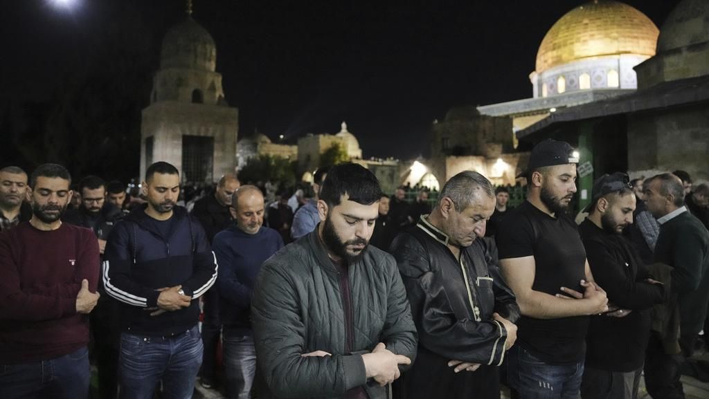 Warga Palestina Mengejar Berkah Malam Lailaturqadar di Masjid Al-Aqsa Warga Palestina Mengejar Berkah Malam Lailaturqadar di Masjid Al-Aqsa