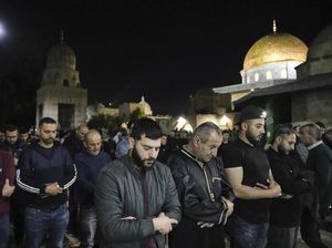 Warga Palestina Mengejar Berkah Malam Lailaturqadar di Masjid Al-Aqsa Warga Palestina Mengejar Berkah Malam Lailaturqadar di Masjid Al-Aqsa