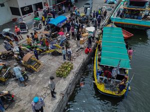 Warga Pulau Gili Ketapang Gelar Tradisi Toron Petolekoran Warga Pulau Gili Ketapang Gelar Tradisi Toron Petolekoran