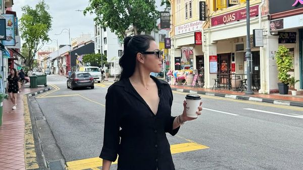 Potret Wendy Walters Ngopi Cantik hingga Makan di Gunung