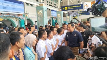 AHY Sapa Pemudik di Gerbong Pasar Senen: Mudik Ceria!