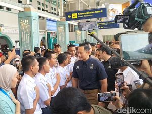 Video: Menko AHY-Wamen BUMN Tinjau Puncak Arus Mudik Lebaran di Stasiun Senen Video: Menko AHY-Wamen BUMN Tinjau Puncak Arus Mudik Lebaran di Stasiun Senen