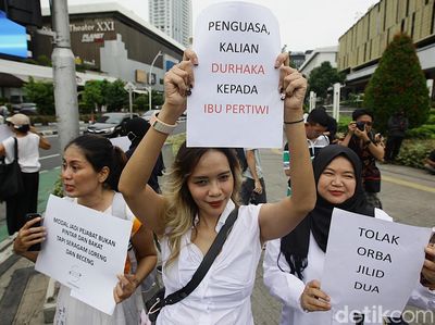 Aksi Emak-emak Tolak UU TNI di Perempatan Sarinah