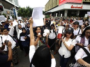 Video: Gerakan Suara Ibu Indonesia Gelar Demo Tolak UU TNI di Sarinah