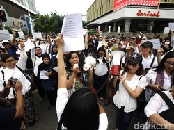 Video: Gerakan Suara Ibu Indonesia Gelar Demo Tolak UU TNI di Sarinah