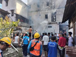 Rumah Kos di Ambon Terbakar Diduga Akibat Kompor Meledak, 1 Orang Luka